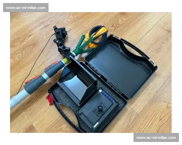 颐和园 “打捞神器” 3 分钟捞起落水手机 游客惊喜发现仍可使用