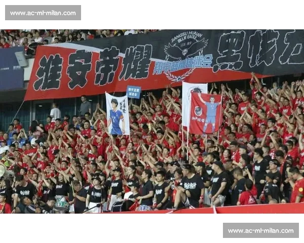 扔掉小马扎！跨省球迷夜奔 300 公里 “潜入” 苏超现场