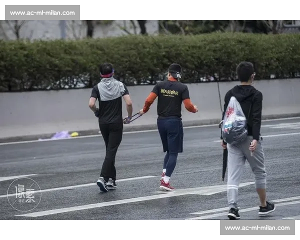 雨幕中绳牵追光：视障跑者与陪跑员的无畏训练